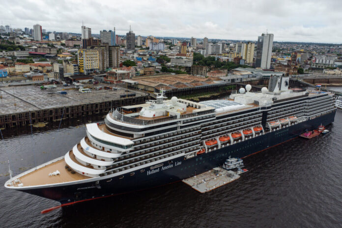 Navio de cruzeiro Zuiderdam ancorado em Manaus.