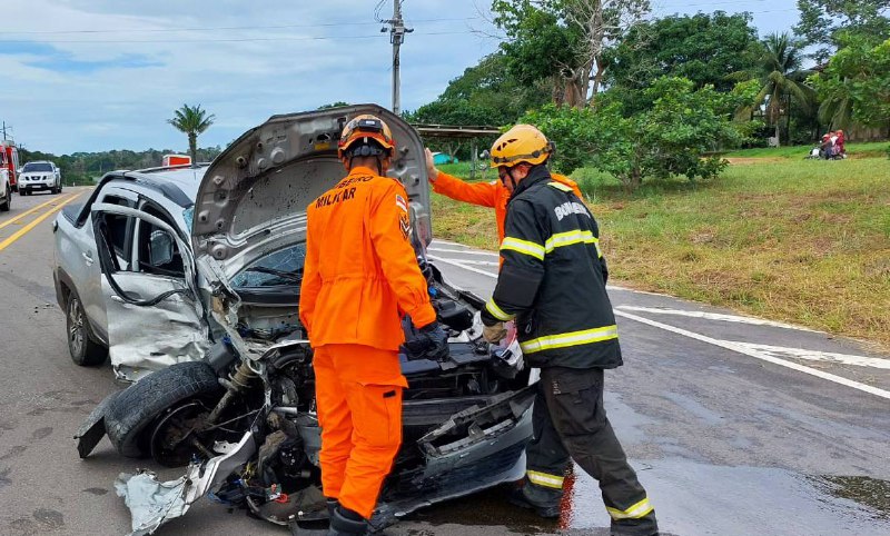Acidente: Três pessoas ficaram feridas e um motoqueiro teve óbito atestado no local