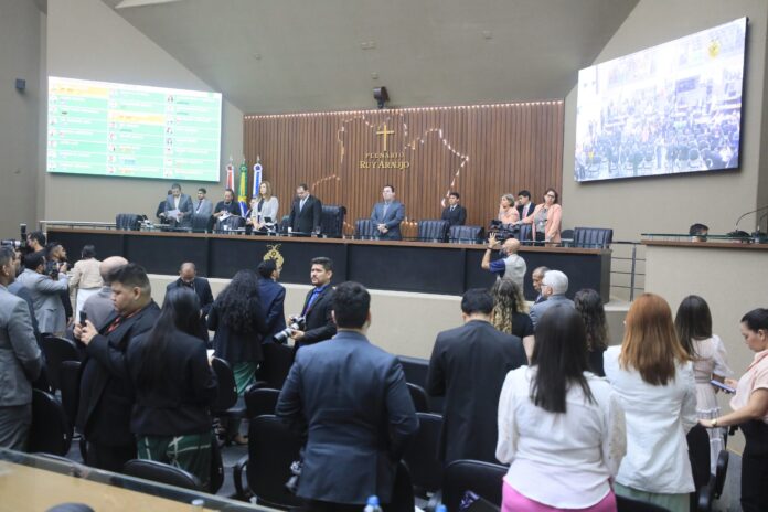 Deputados durante sessão no Plenário da Aleam.