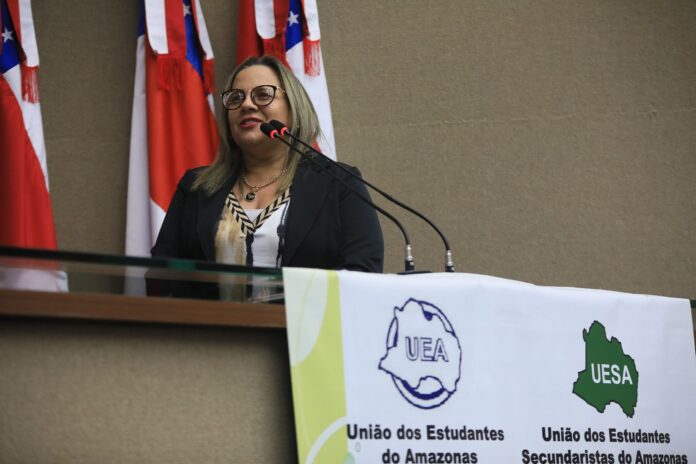 Professora Arlete Mendonça durante homenagem na Aleam, em 2022.