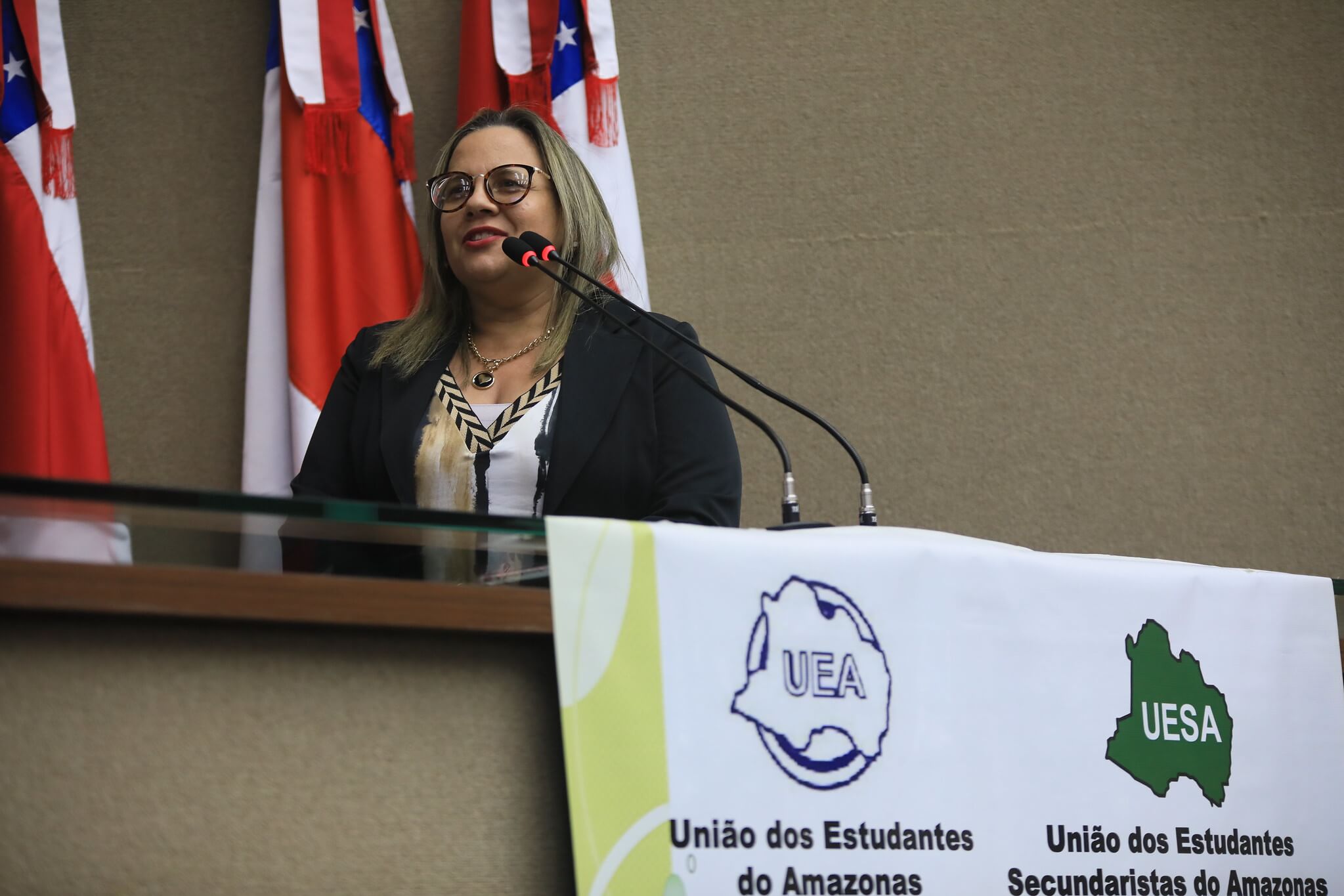 Professora Arlete Mendonça durante homenagem na Aleam, em 2022.
