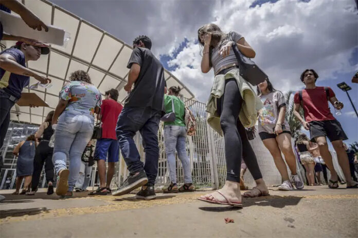 O governo federal anunciou que pagará bônus de R$ 200 a estudantes de baixa renda que participarem do Enem.