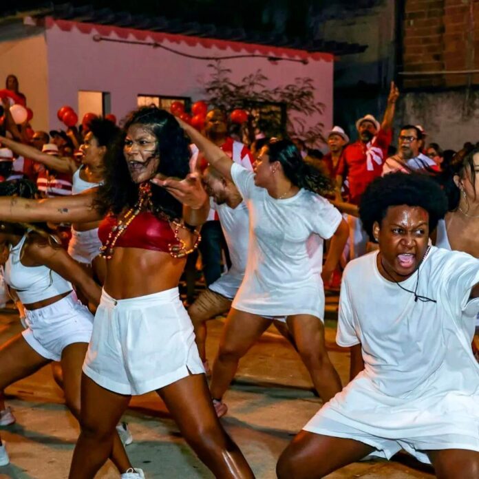 Cleia Santos dançando no Salgueiro, um dos clássicos do carnaval carioca.