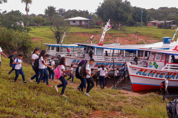 Estudantes da rede estadual indo para a escola na Comunidade Rosarinho, em Manaus.