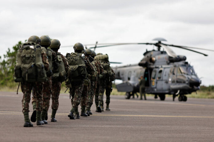 Militares a caminho da Terra Indígena Yanomami.