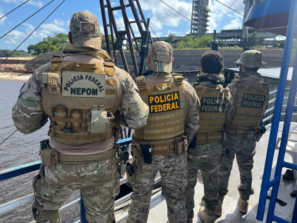 Policiais federais e agentes do Ipaam em ação contra o garimpo ilegal.