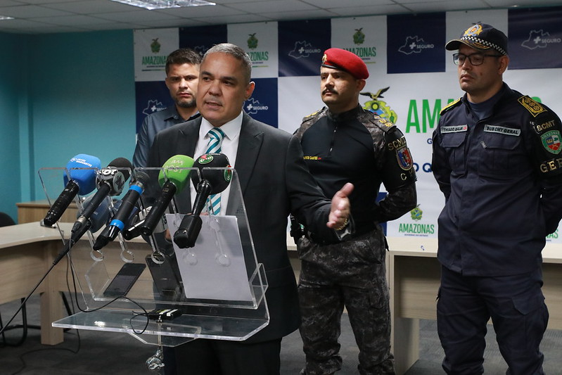 Amom Mandel pratica abuso de poder ao ser abordado pela polícia