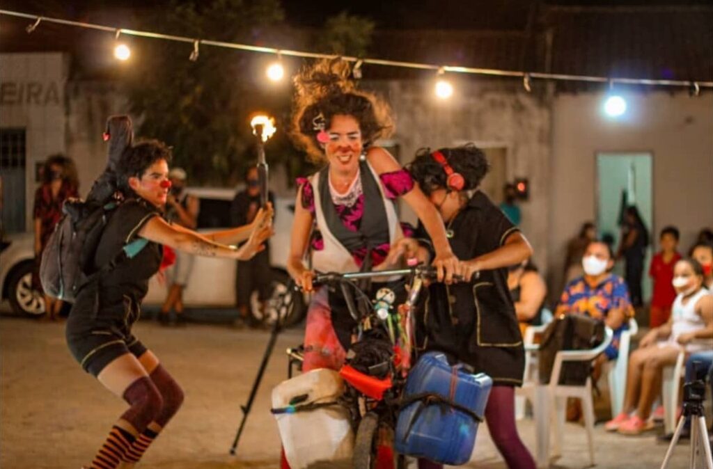 Miss Jujuba durante apresentação artística.