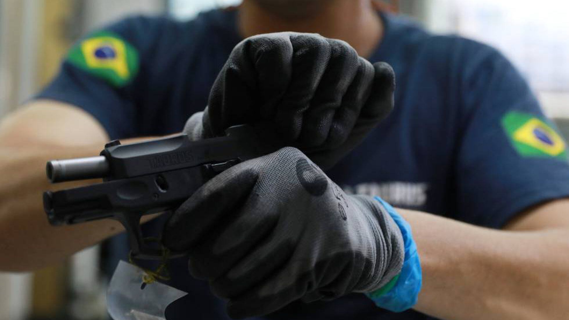 Redução da compra de armas de fogo é associada às políticas de desarmamento do novo governo.