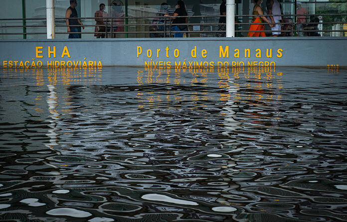 A água está se aproximando rapidamente do paredão do porto de Manaus, indicando uma recuperação significativa na cheia do rio Negro.