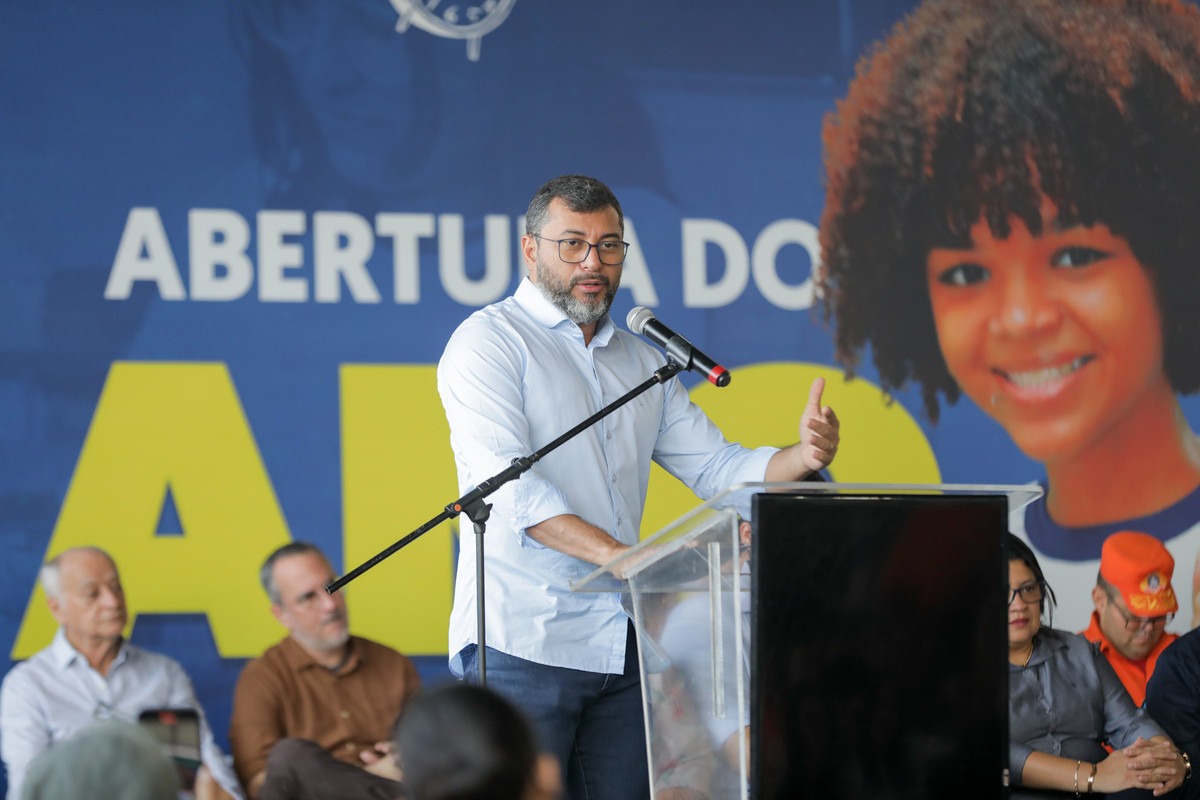 Governador Wilson Lima durante anúncio da ampliação do ensino bilíngue e outras medidas tomadas pela Seduc em 2024.