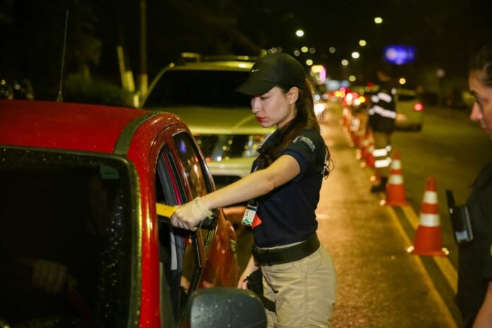 Abordagem a motoristas por agente do Detran-AM.