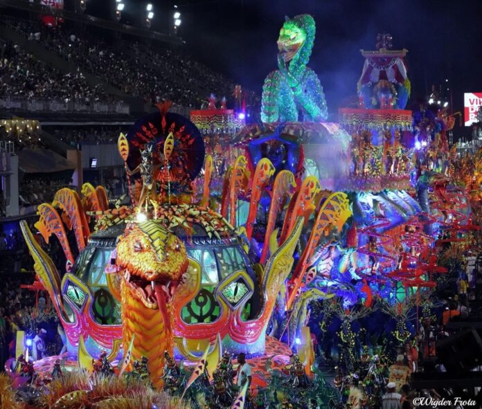 Parintnins marca presença no carnaval carioca e paulista