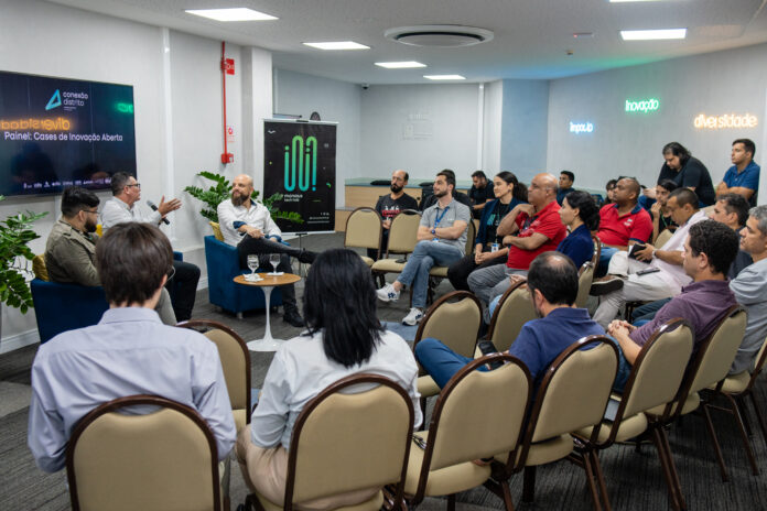 Palestra sendo ministrada no Sidia, espaço de tecnologia do Manaus Tech Hub.