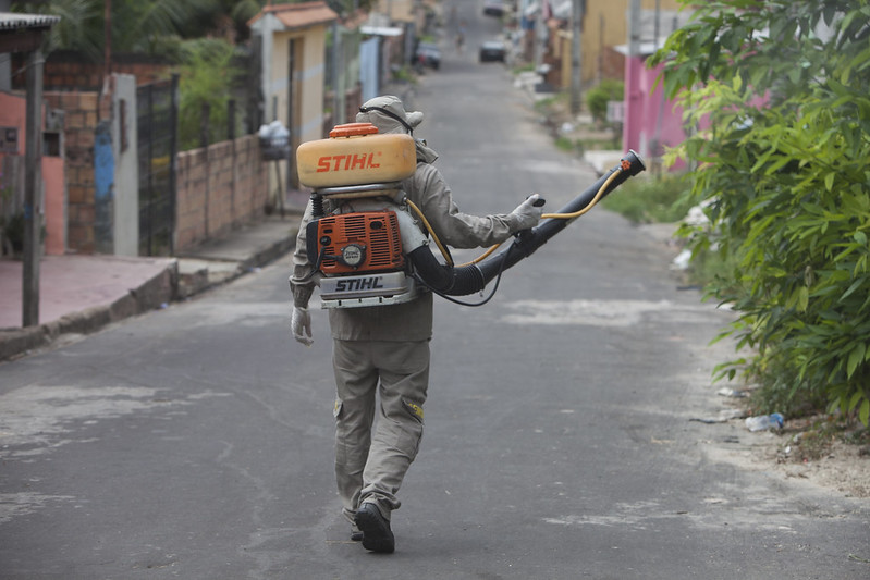 Servidor municipal de saúde lançando produto para combate ao mosquito da dengue.
