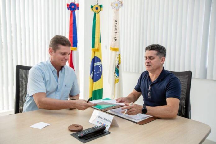 O prefeito de Manaus, David Almeida, assinou o Decreto nº 5.826 para implementar medidas de economia.