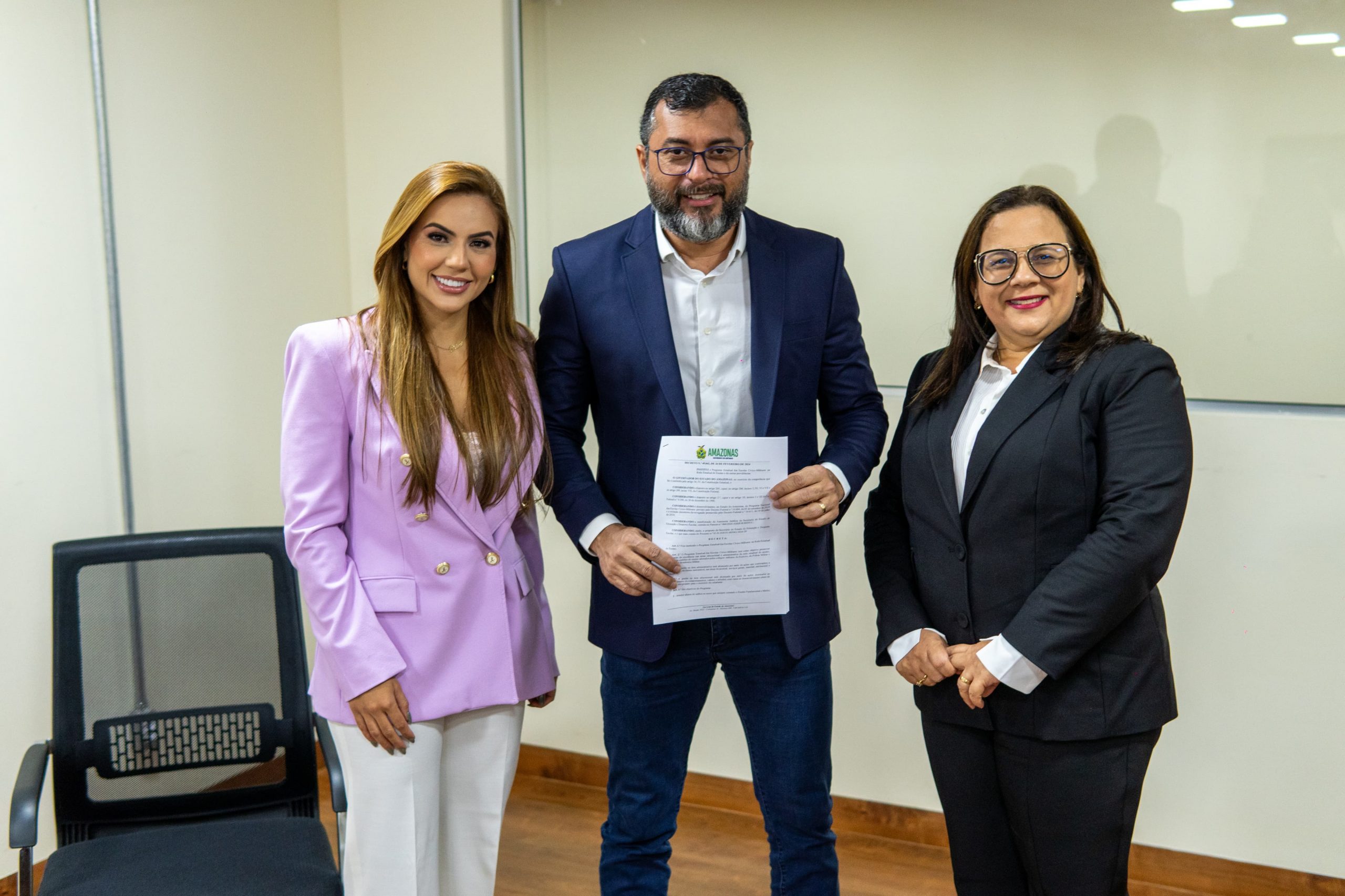 Registro da assinatura do decreto de instauração de escolas cívico-militares no Amazonas.