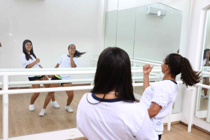 Escola do Teatro Bolshoi está buscando talentos em todo o país.