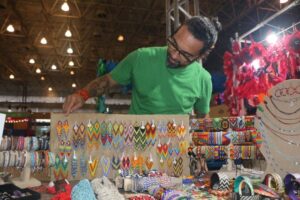 artesão mostra biojóias expostas no carnaboi 2024