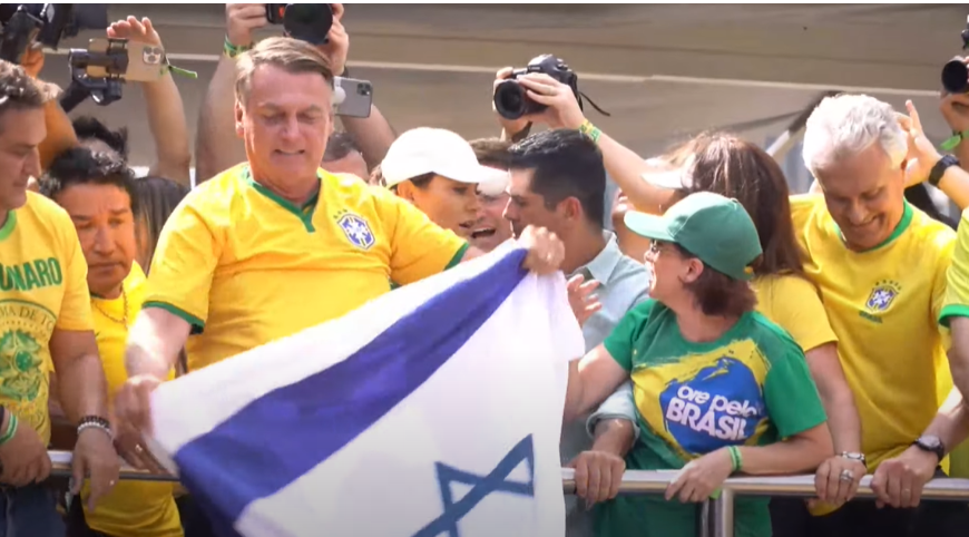 Bolsonaro participou da manifestação convocada por ele na Avenida Paulista, subindo ao trio e exibindo a bandeira de Israel.