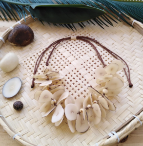 biojóia feita com sementes e cascas de árvores