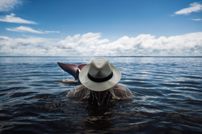O fotógrafo Tácio Melo escolheu o município de Tefé, no interior do Amazonas, para lançar seu novo projeto, a exposição “O Último Boto”