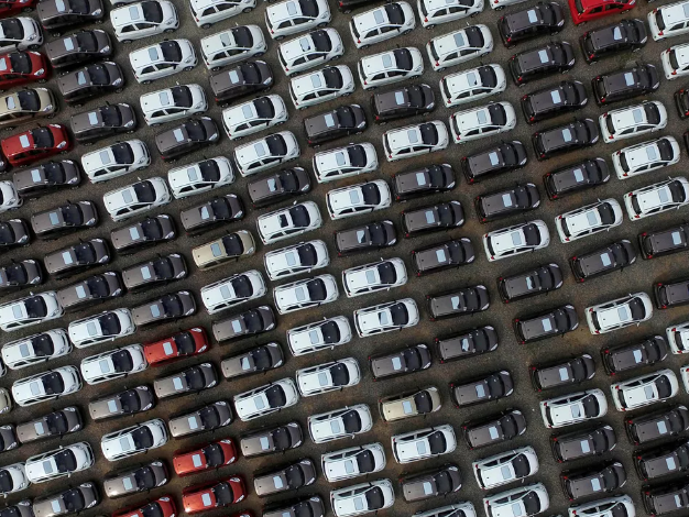 O setor automotivo no Brasil projeta um ano de crescimento em 2024, impulsionado por fatores como a redução nas taxas de juros entre ourtos