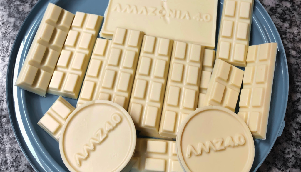 A comunidade de Surucuá recebeu a primeira fábrica itinerante de chocolate, marcando o pioneirismo na promoção da bioeconomia na região.