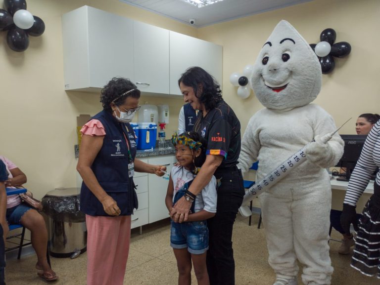 Crianças indígenas da comunidade Parque das Tribos, em Manaus, foram as pioneiras a receber as primeiras doses da vacina contra a dengue.