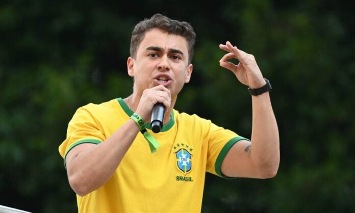 Deputado Nikolas Ferreira durante manifestação pró-Bolsonaro.