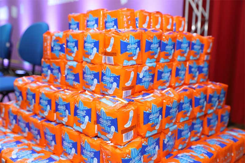 O programa Dignidade Menstrual já distribuiu 180 mil absorventes gratuitos para cerca de 4 mil mulheres em situação de vulnerabilidade.