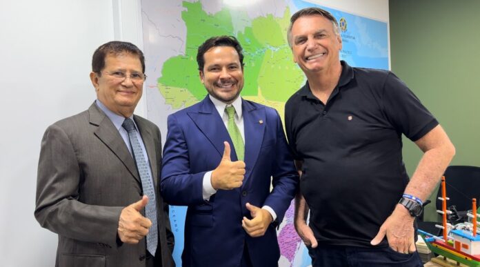 Alfredo Nascimento (esq.), Alberto Neto (centro) e Jair Bolsonaro (dir.) durante encontro.