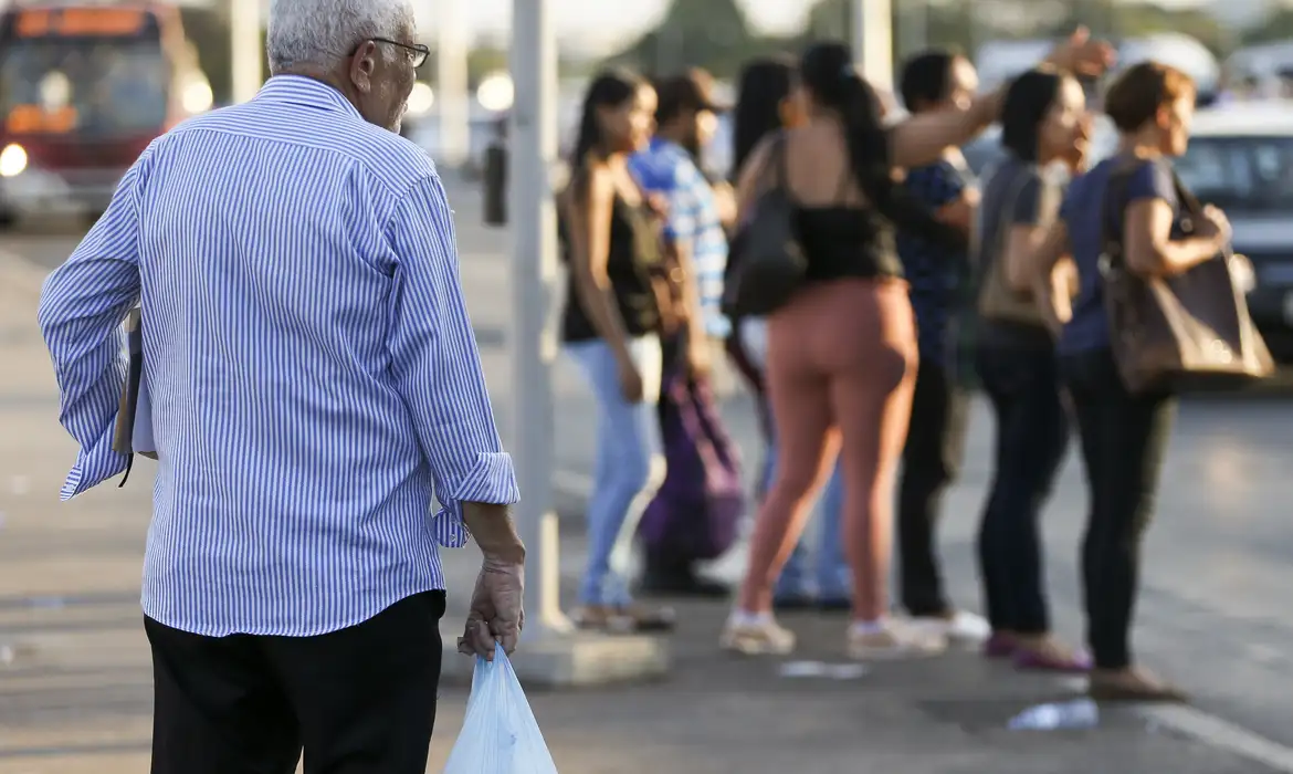 Decreto publicado no DOU desta quarta (13) determina que pagamento será feito a aposentados e pensionistas do INSS.
