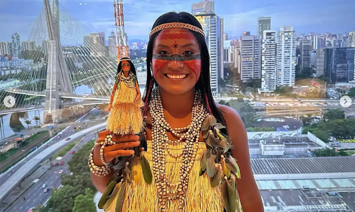 A influenciadora indígena Maira Gomez com a boneca Barbie inspirada nela.