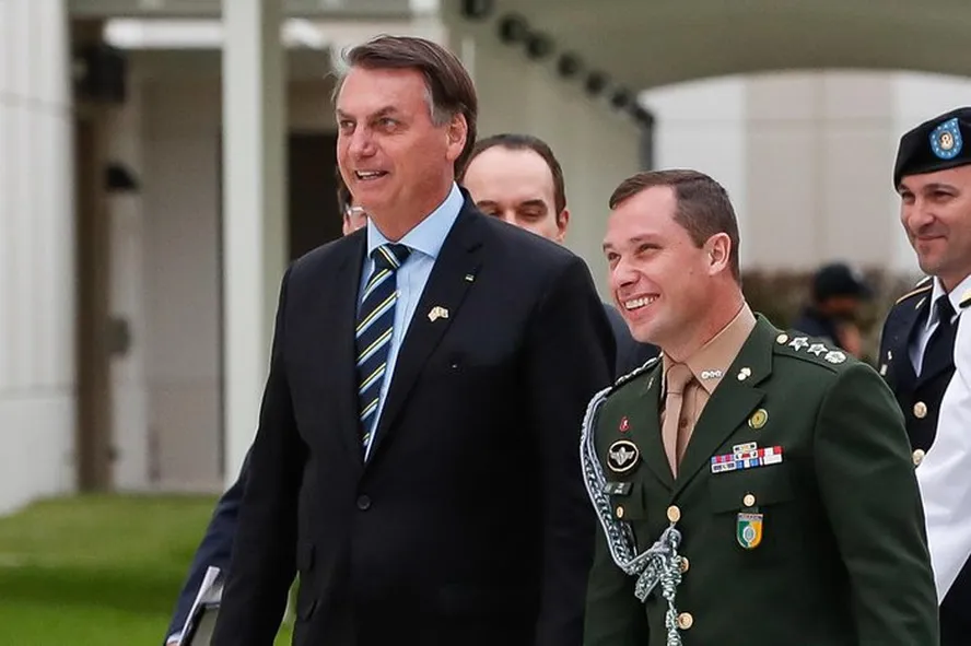 Bolsonaro e Mauro Cid, ambos indiciados no caso da fraude na carteira de vacinação do ex-presidente.