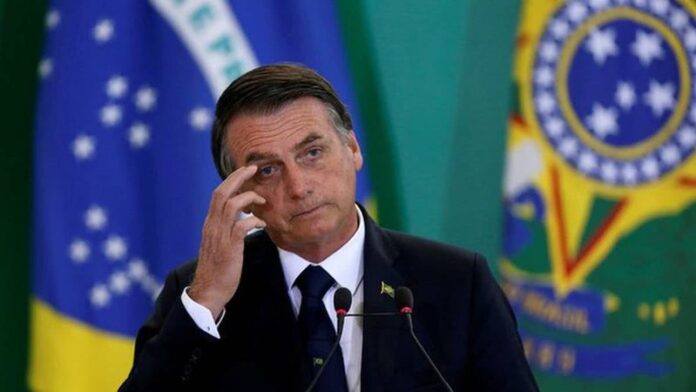 Bolsonaro frauda cartão de vacinação do Covid-19