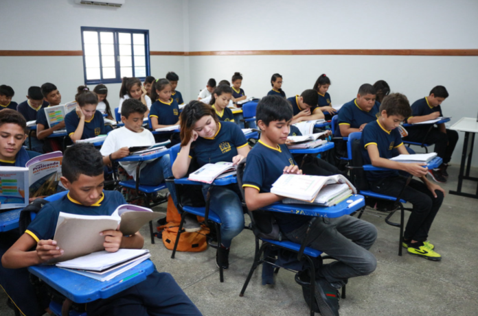 Alunos de uma escola pública no Amazonas, um dos estados do norte com maior taxa de estudantes na série escolar errada.