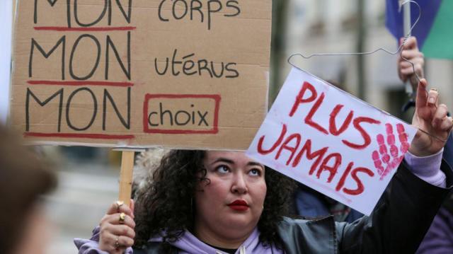 Decisão foi tomada após uma onda de protestos pelo direito ao aborto nas ruas da França.