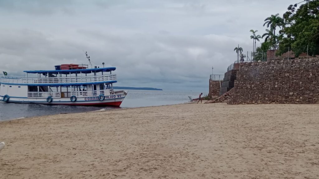 Embarcação atracada na costa, na praia da Ponta Negra.