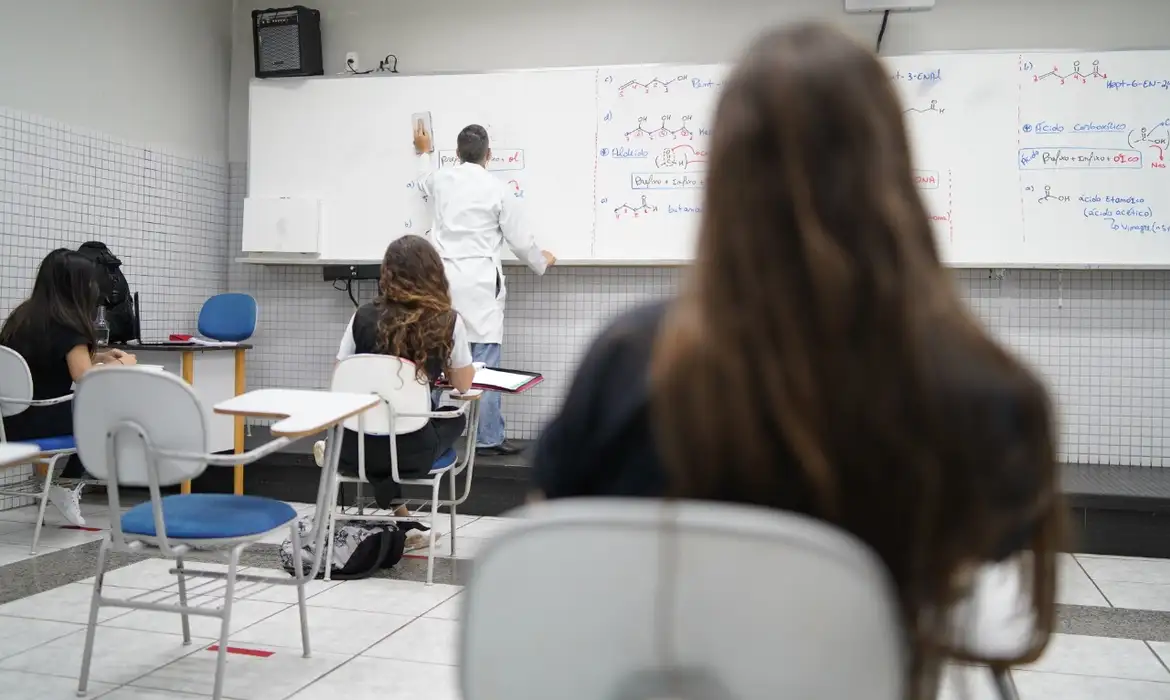 Programa Pé-de-Meia é voltado a estudantes do ensino médio da rede pública.