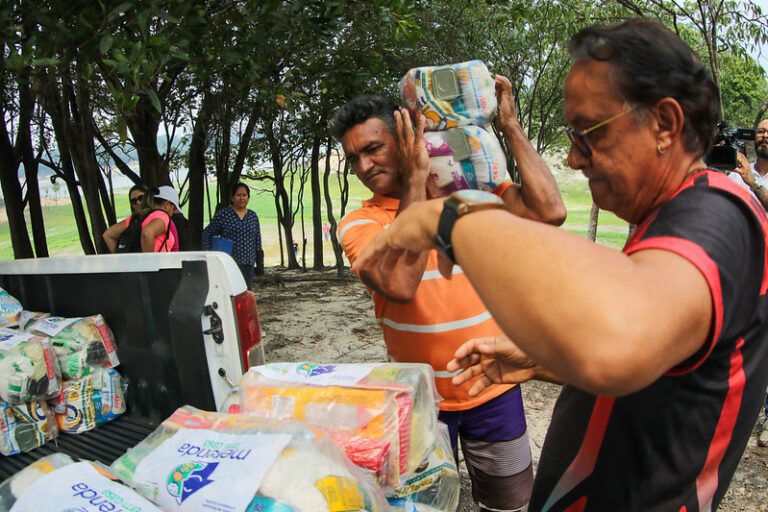 Defesa Civil realizando entregas de cestas básicas a comunidades em emergência por conta da estiagem de 2023.