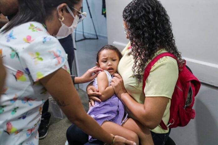 Criança recebendo vacinação contra o sarampo no Amazonas.