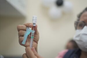 A Secretaria Municipal de Saúde de Manaus (Semsa) decidiu ampliar o público-alvo para a vacina contra a dengue devido à baixa adesão.