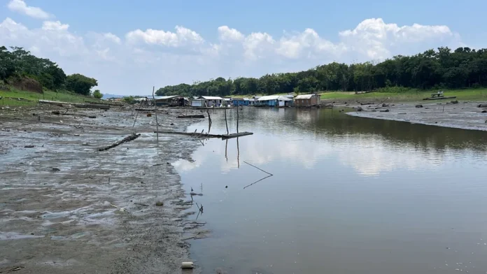 Rios da comunidade do Catalão, em Iranduba, durante seca histórica de 2023.