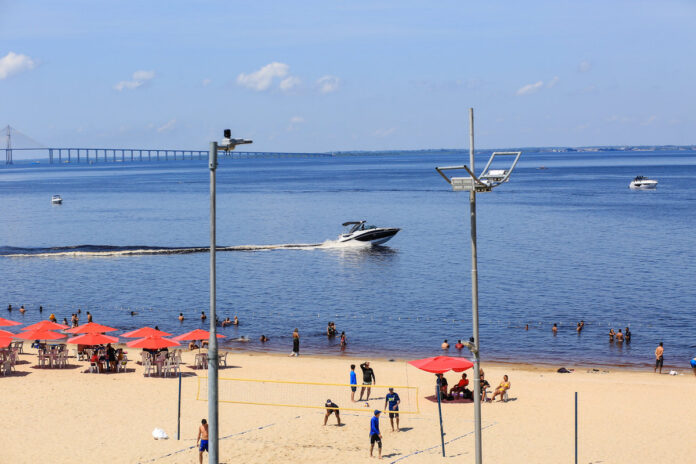 Barcos e lanchas próximos à area dos banhistas na Ponta Negra têm causado preocupação na Prefeitura.