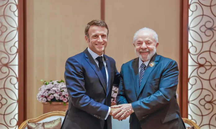 Lula e Macron durante encontro diplomático.