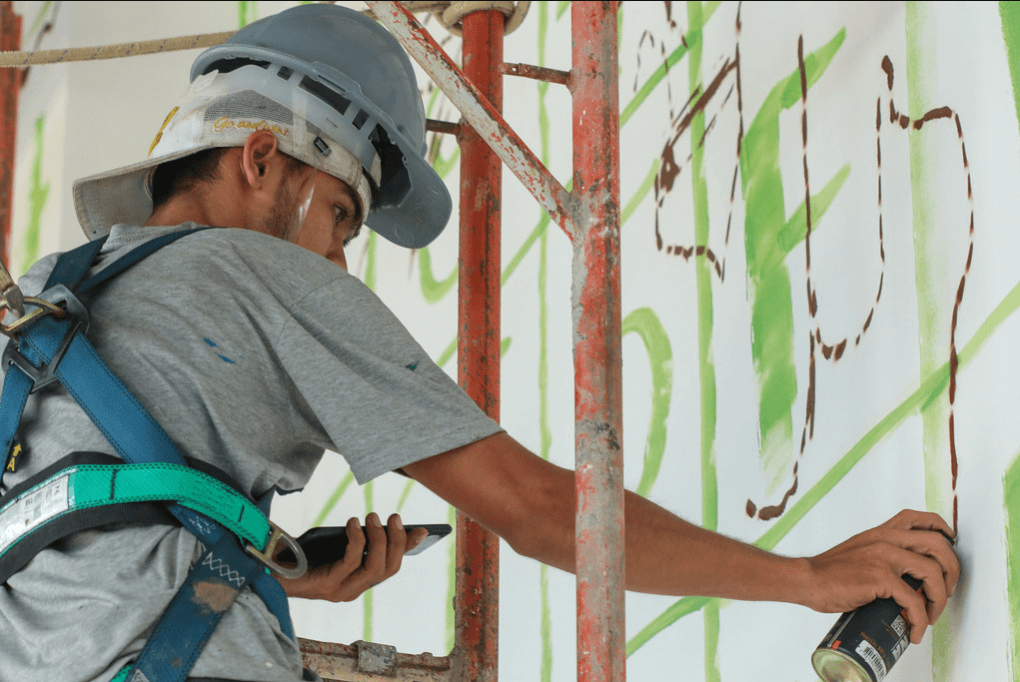 Artista Raiz durante trabalho no Mirante Lúcia Almeida. 