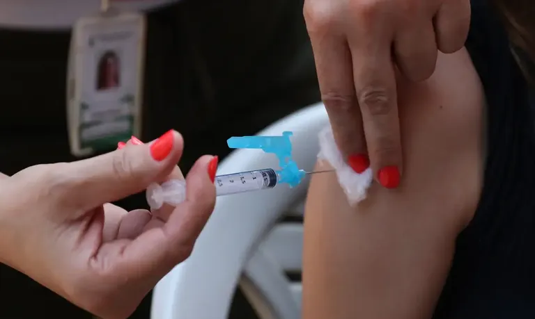 Atualmente, as vacinas contra dengue está disponível para crianças de até 11 anos.