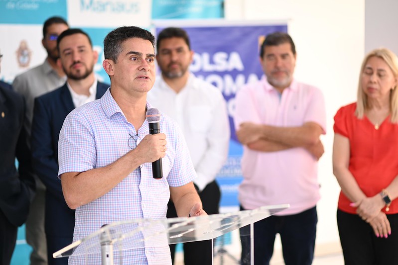O prefeito David Almeida apresentou o edital do Programa Bolsa Idiomas 2024, que oferece oportunidades para o estudo de línguas estrangeiras.