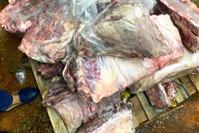 A Visa Manaus (Diretoria de Vigilância Sanitária) realizou a apreensão de 1,6 tonelada de carne bovina em um supermercado na capital.